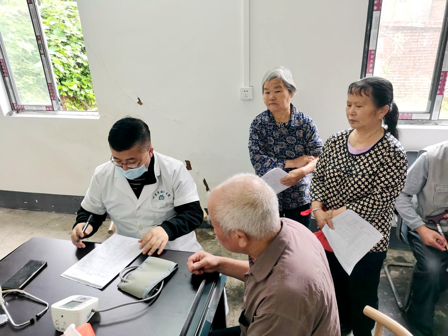 二〇二隊韶關基地中心黨支部開展“尊老、敬老、愛老”主題活動2.jpg