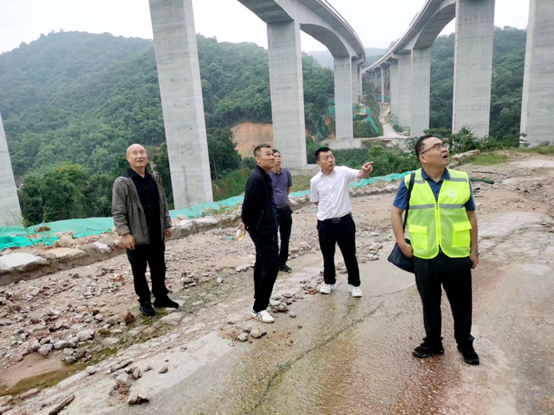 二〇二隊(duì)參與花都區(qū)規(guī)劃和自然資源局組織的地質(zhì)災(zāi)害隱患點(diǎn)排查工作3.jpg
