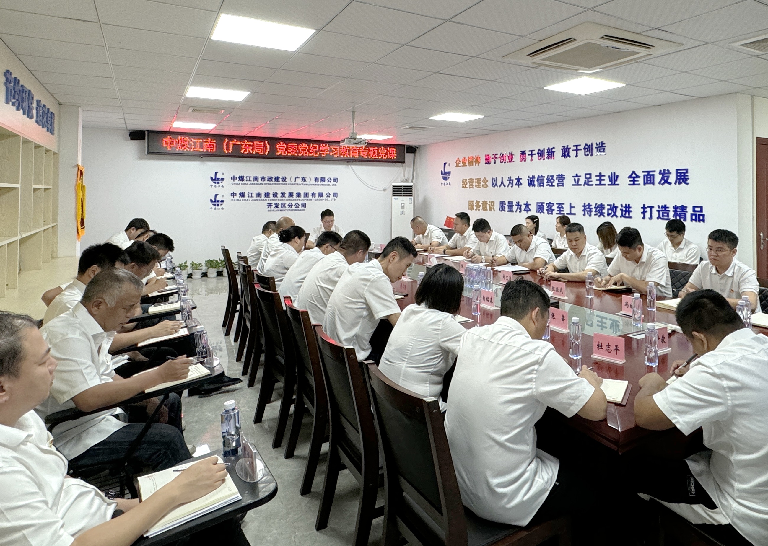 夏闖到基層聯(lián)系單位講授黨紀學習教育專題黨課并開展工作指導2.jpg