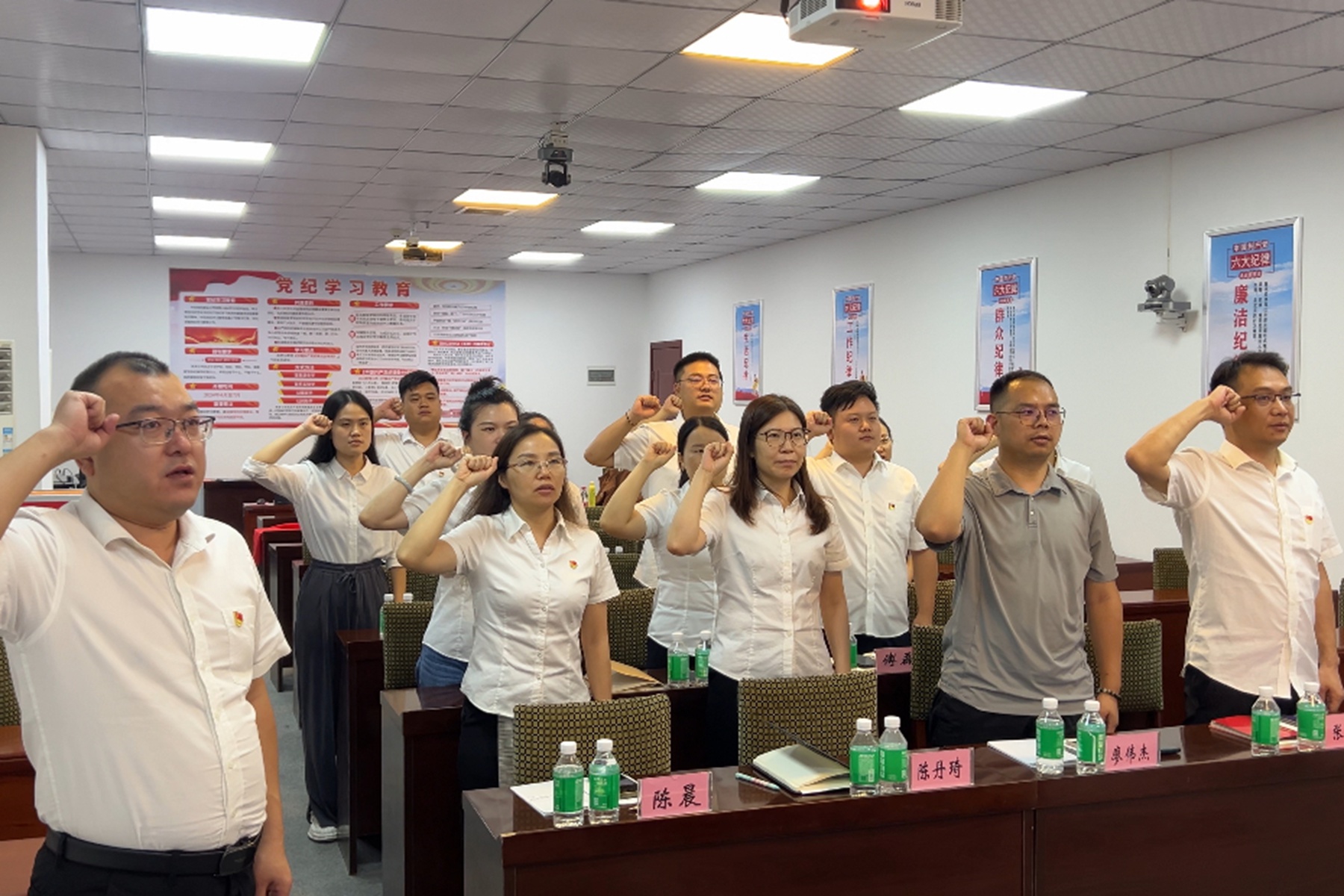 勘查院（生態(tài)公司）黨支部組織開(kāi)展黨員過(guò)“政治生日”主題黨日活動(dòng)2.jpg