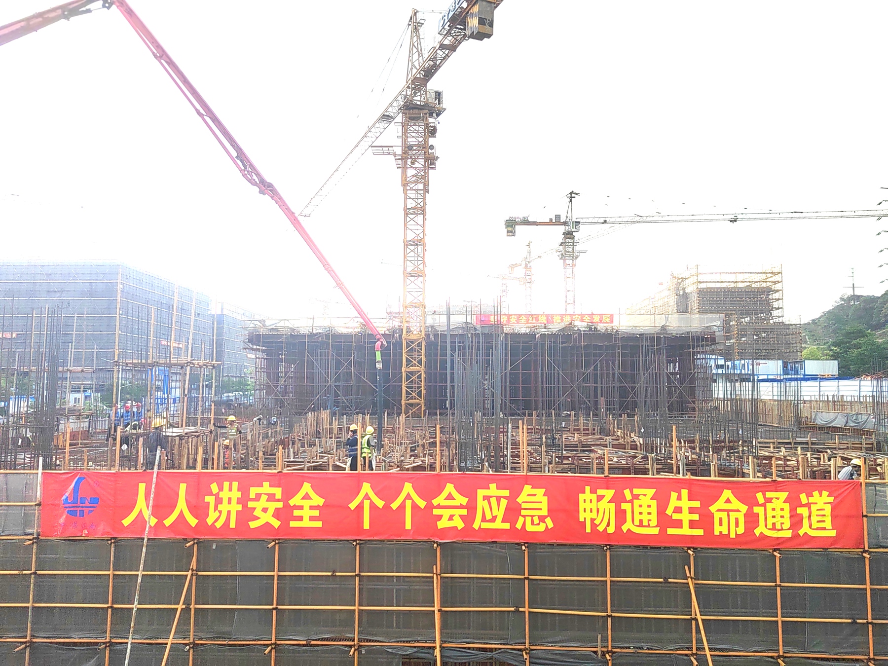 海葳特產(chǎn)業(yè)基地項目提前完成地下室封頂1.jpg