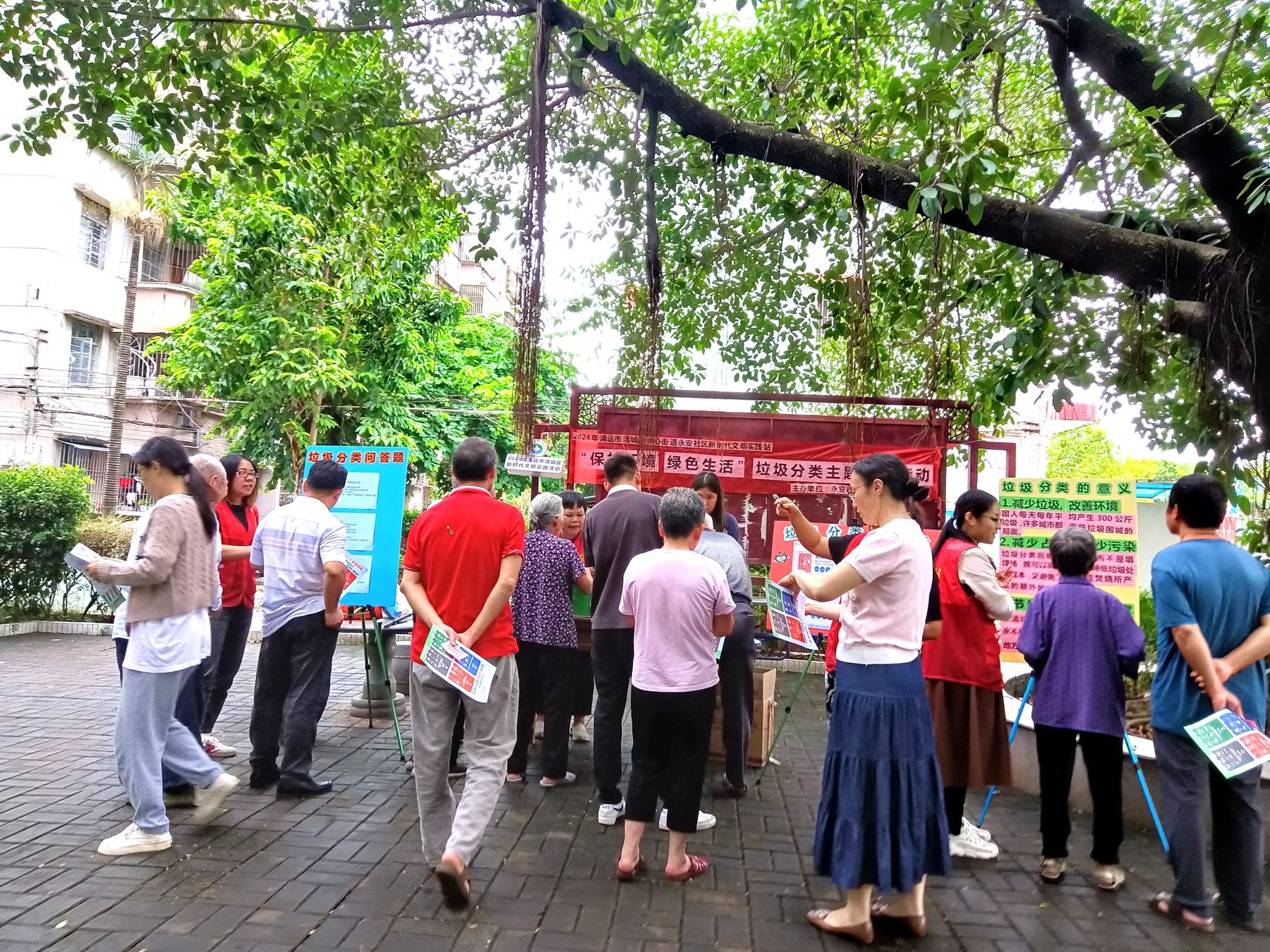 二0一隊黨委開展“保護環境·綠色生活”垃圾分類主題宣傳活動.jpg