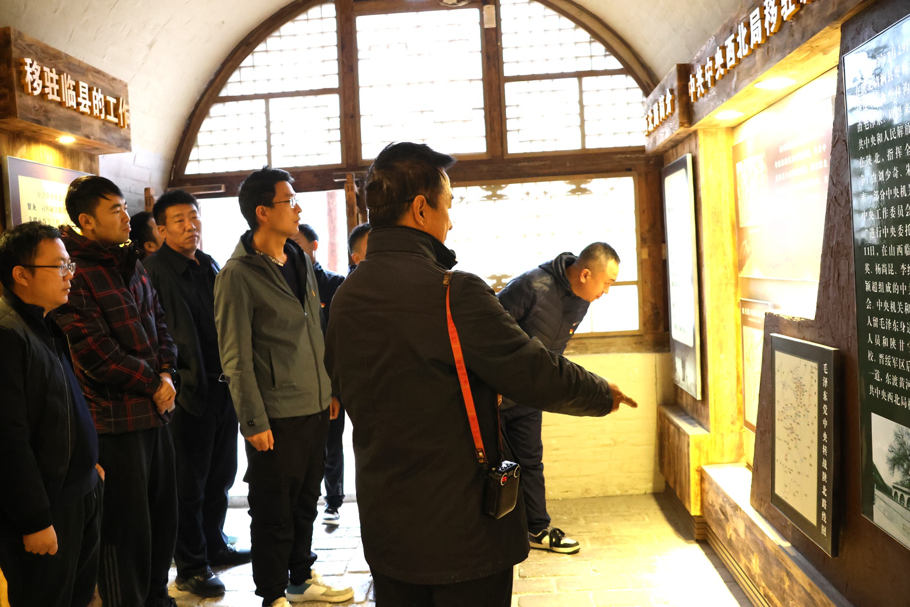神府區(qū)塊新能源鉆井項(xiàng)目部臨時(shí)黨支部開(kāi)展聯(lián)學(xué)聯(lián)建主題活動(dòng)2.JPG