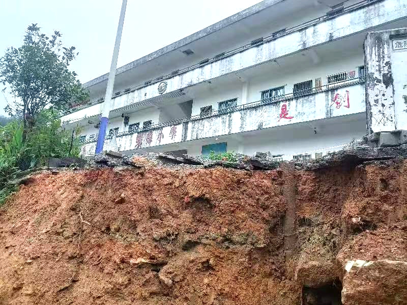 廣東局獲贈羅定市泗綸鎮(zhèn)人民政府錦旗和感謝信修復(fù)前2.jpg