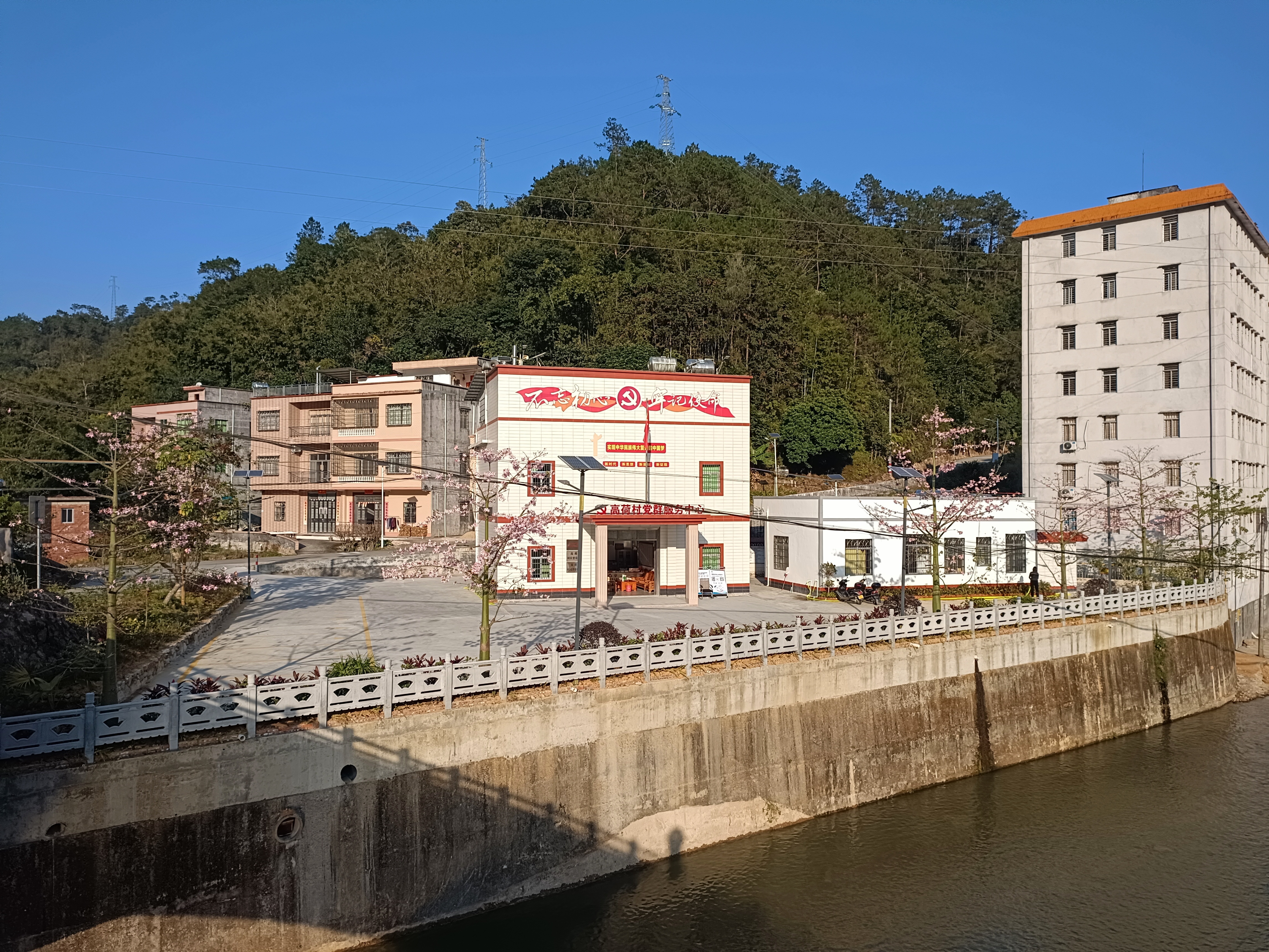 高荷村服務(wù)中心換新顏2.jpg