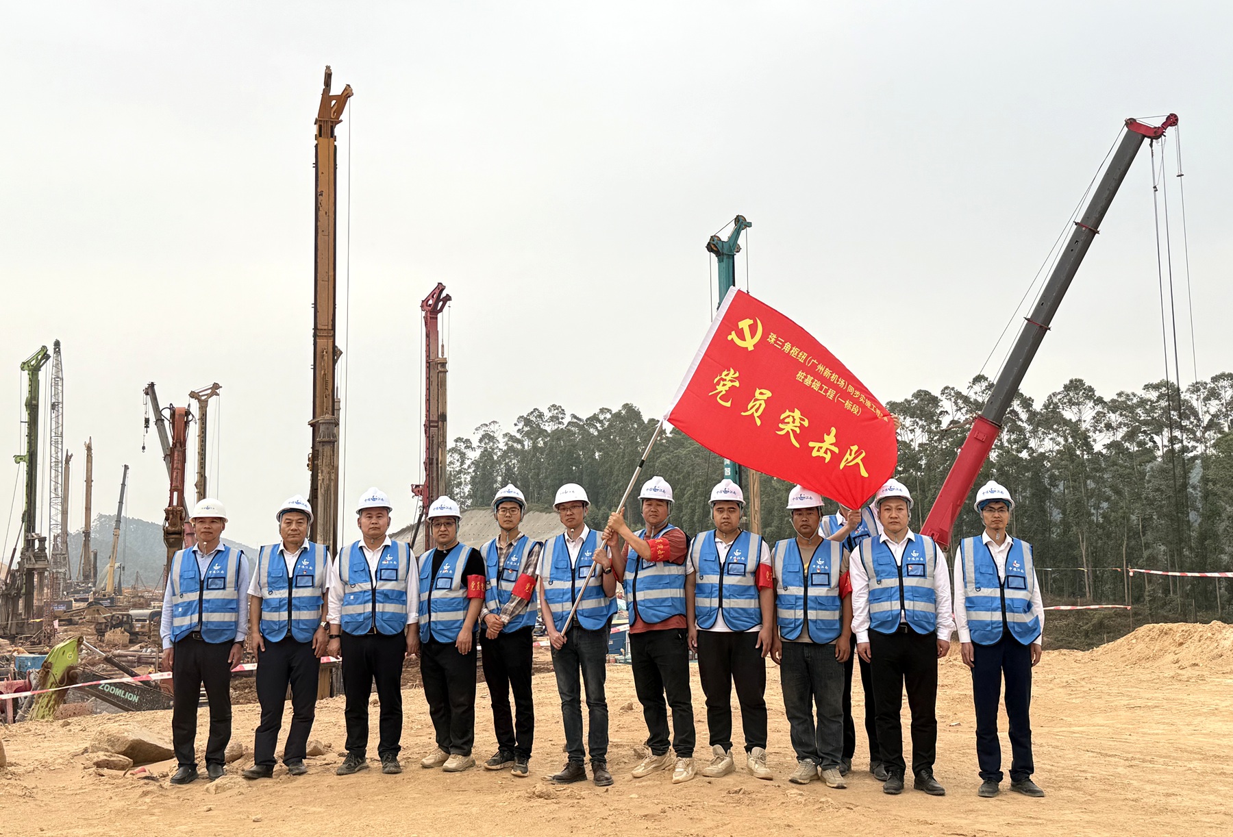 花都分公司黨支部、開發區分公司黨支部聯合舉行項目“黨員突擊隊”授旗儀式.jpg