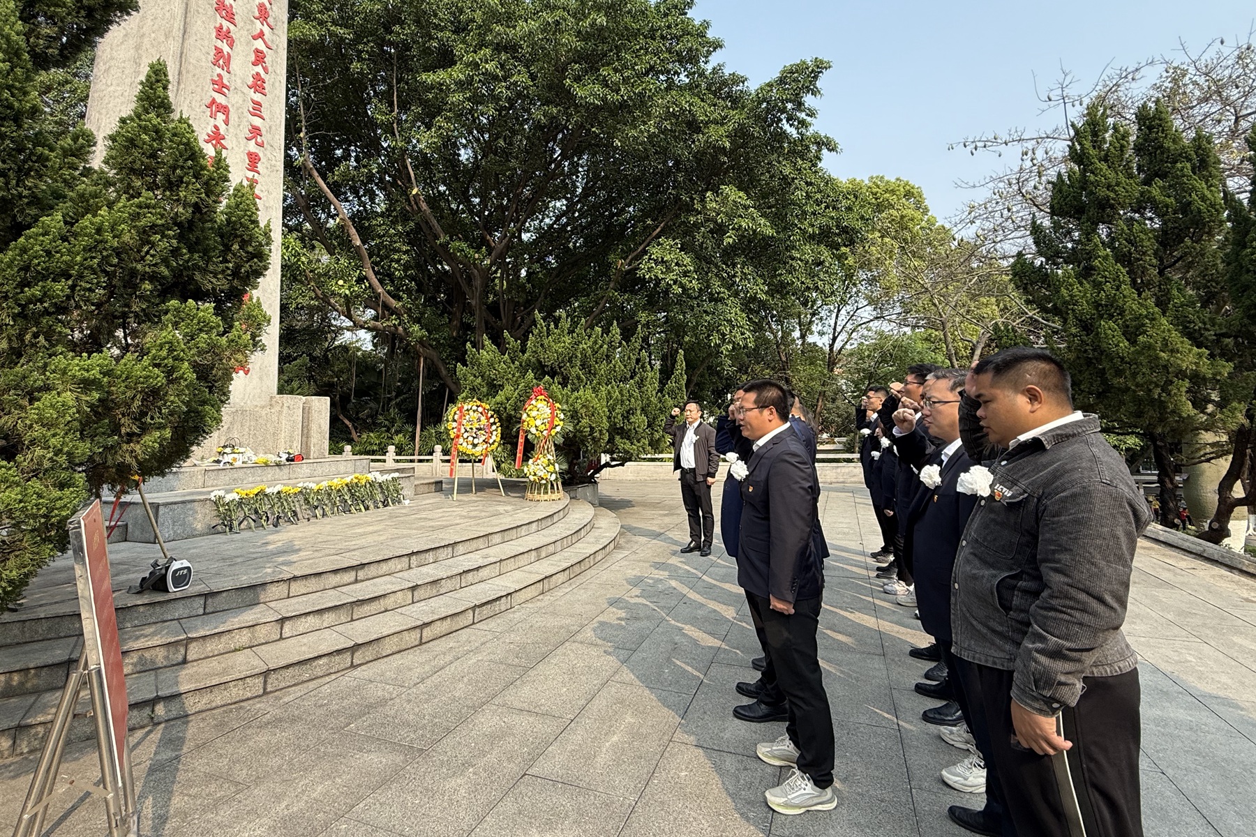開發(fā)區(qū)分公司（市政公司）黨支部開展“祭英烈 強(qiáng)黨性 建新功”主題黨日活動重溫入黨誓詞.jpg